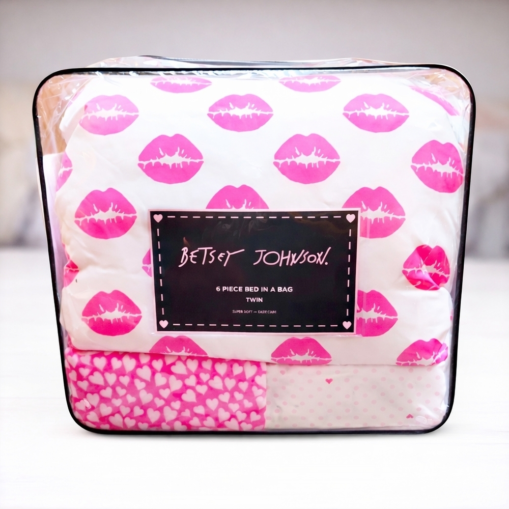Betsey Johnson 6 Piece Bed In A Bag Pink Lip Print & Hearts Twin Bed Set NWT - Picture 2 of 16
